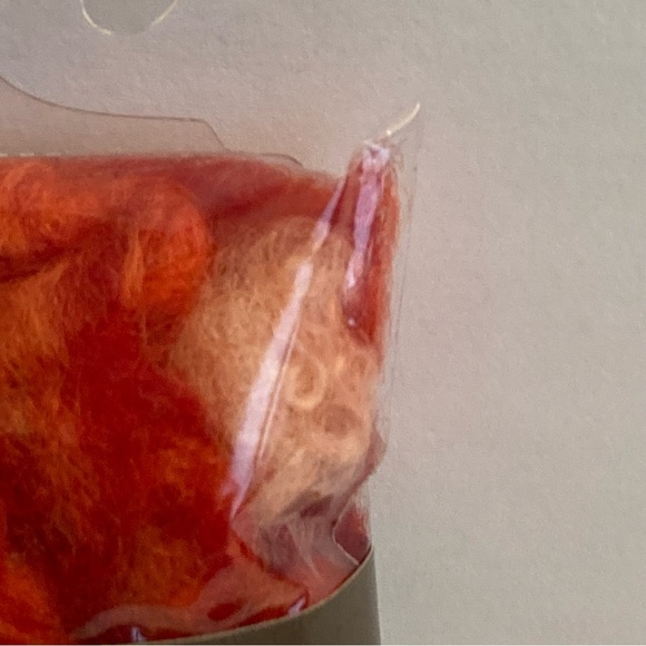 6 Dimensions FeltWorks 100% Wool Red Curly Roving 0.25oz Needle Felting Crafts - Picture 5 of 16